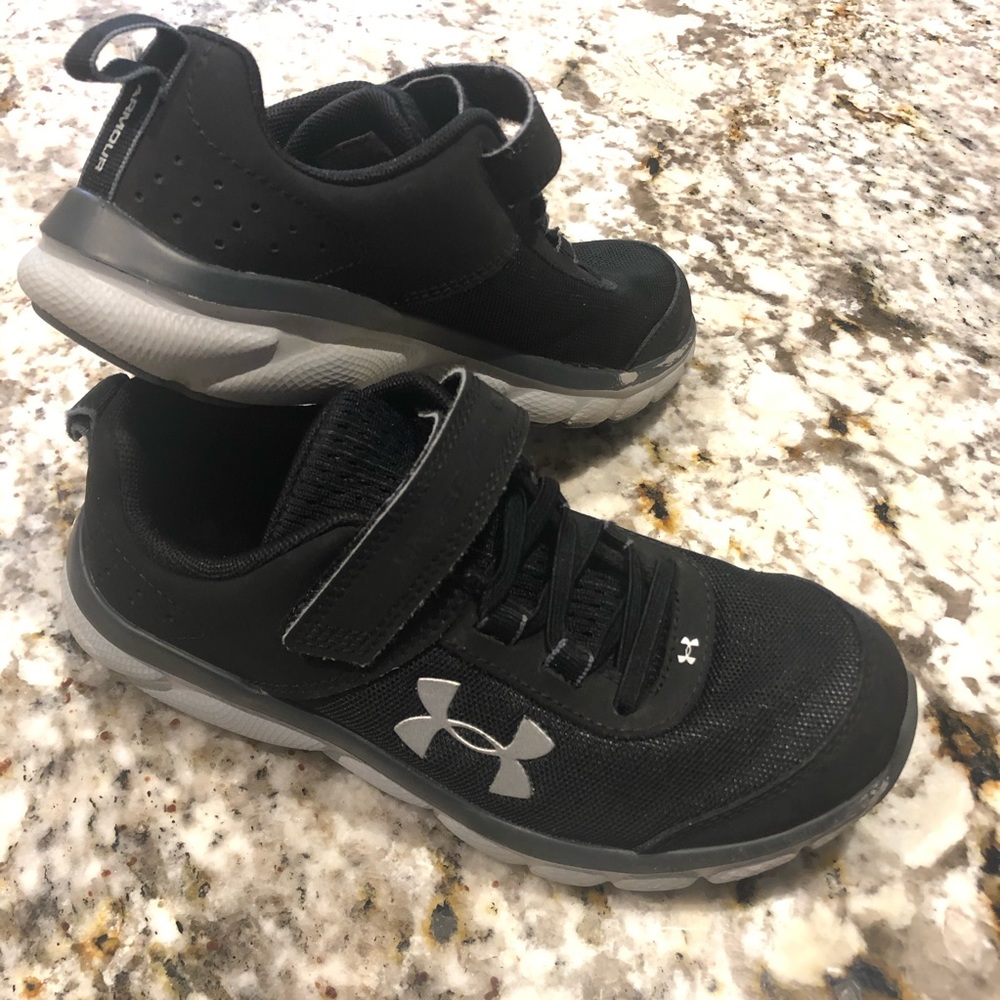 Lightly Used Black Under Armor sneakers Big Kid